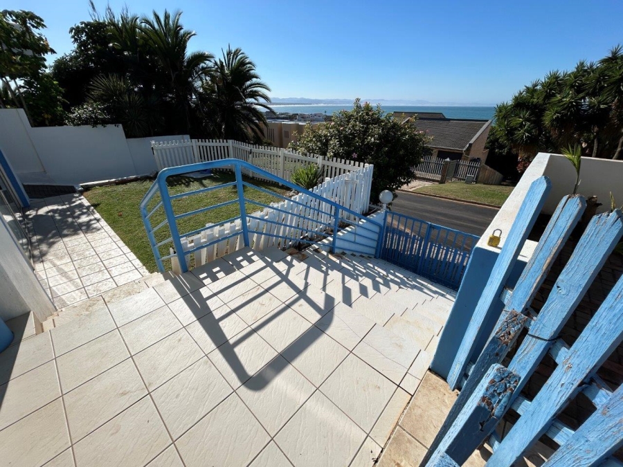 7 Bedroom Property for Sale in Wavecrest Eastern Cape